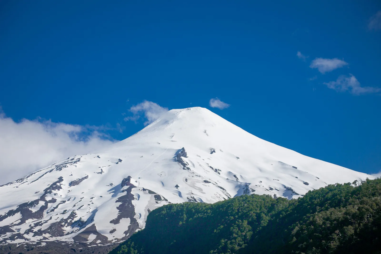 Volcán Villarrica y Cuevas Volcánicas